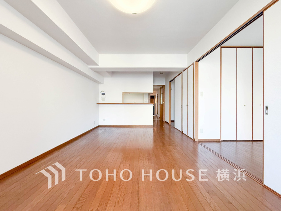 リビングに隣接した洋室の引き戸を開け放して空間を共有しながら開放的に使うこともできます。
