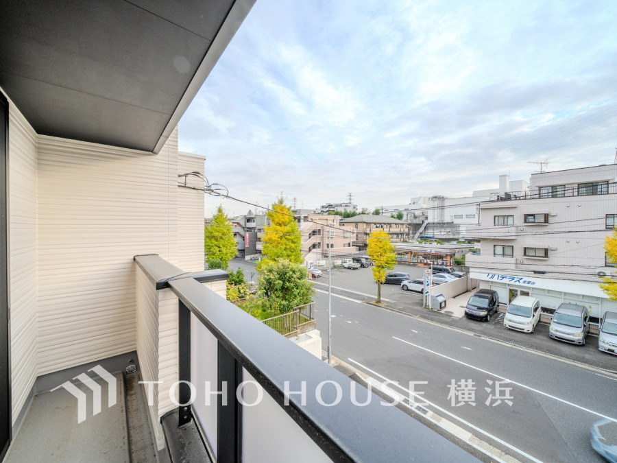 たっぷりの陽光が差し込むバルコニー。健やかな暮らしを守る太陽の恵みを存分に享受できます。爽やかな風と暖かな陽射しが紡ぐハーモニーが日々の暮らしのBGMになることでしょう。