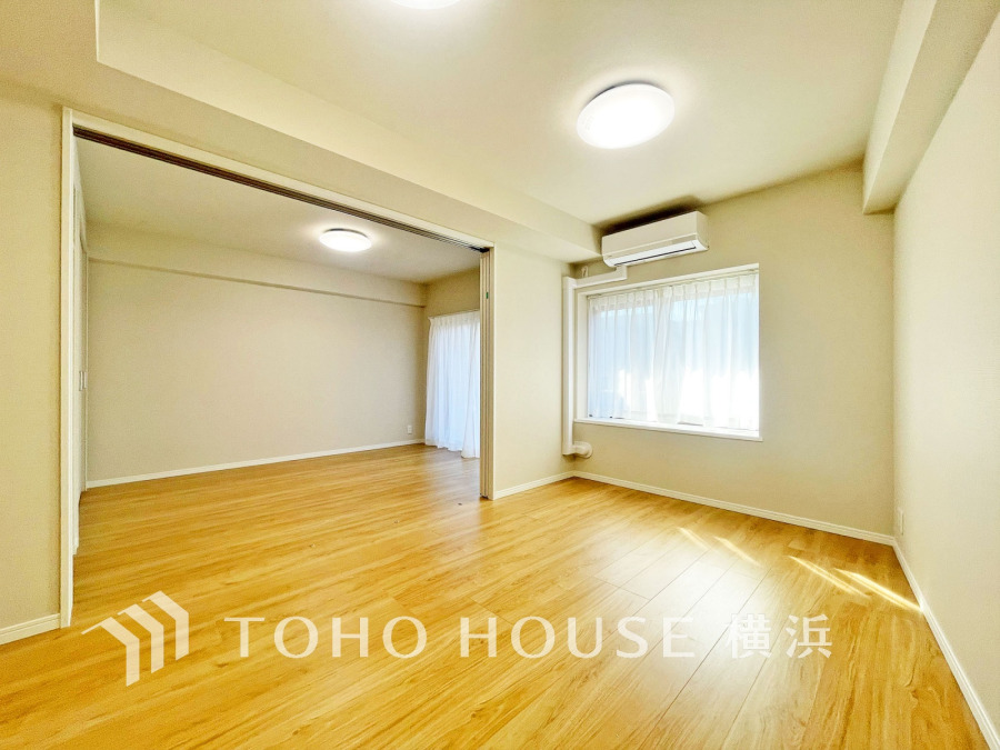 和やかで洗練された空間の演出。寛ぎとコミュニケーションを育む居心地のよい場所。やわらかな陽射しが降り注ぎ、室内に開放感と爽快感をもたらします。