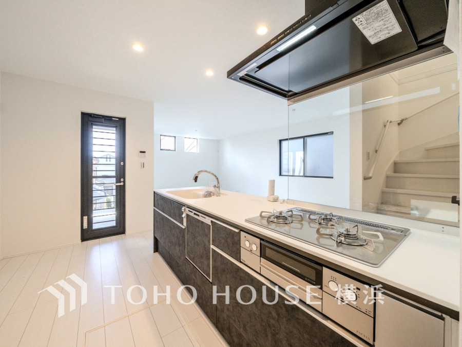 多彩な機能と洗練された美しいデザイン、細やかな優しさが毎日を演出します。プライベートスペースを彩るインテリアとしての美と、快適な日常を支える機能性と強さが一つになったキッチン。