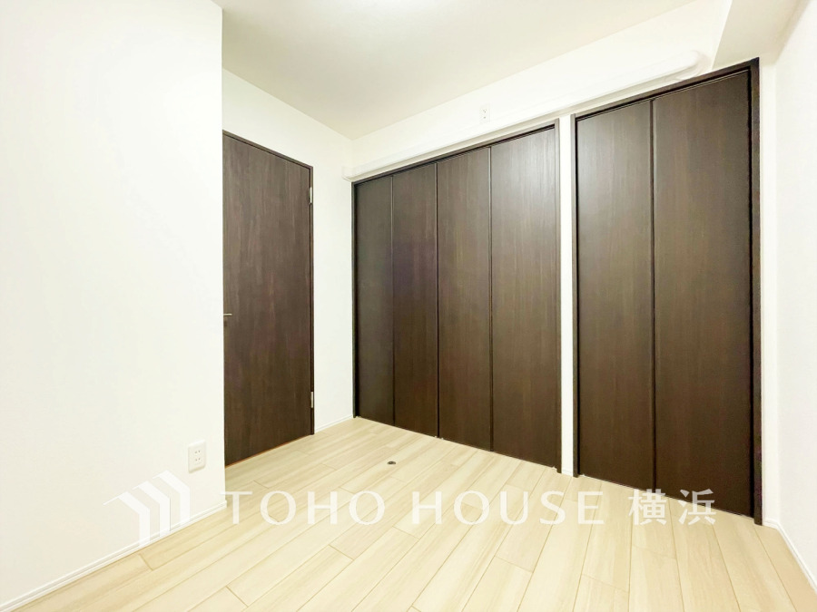 たっぷりの収納を備えた洋室。プライベートな自分時間を快適に過ごせるお部屋です。
