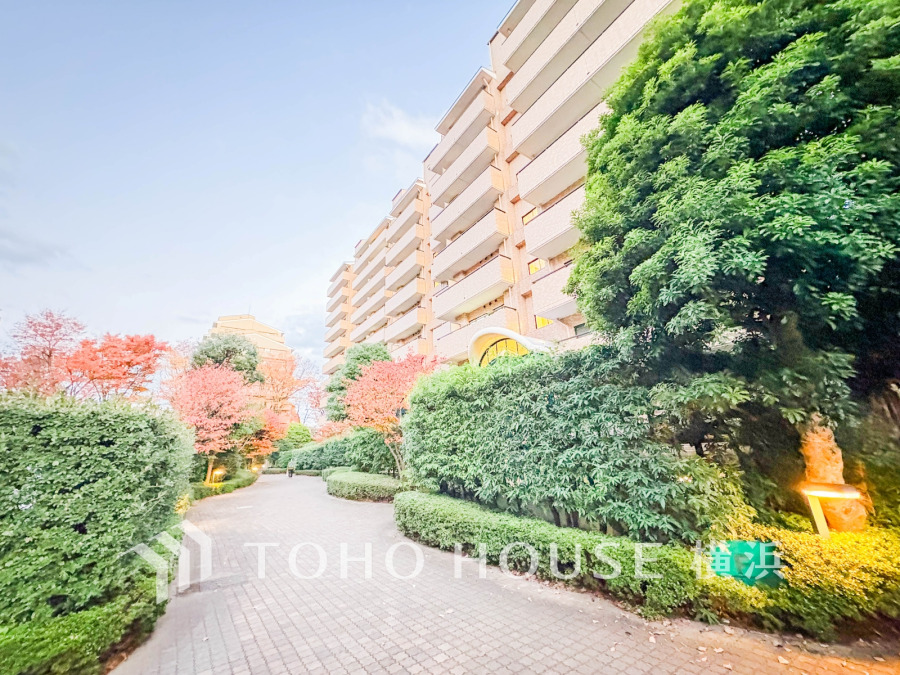 四季の彩り豊かな植栽に囲まれた、落ち着きある住環境の高層マンション。上質で落ち着いた暮らしを予感させてくれます。