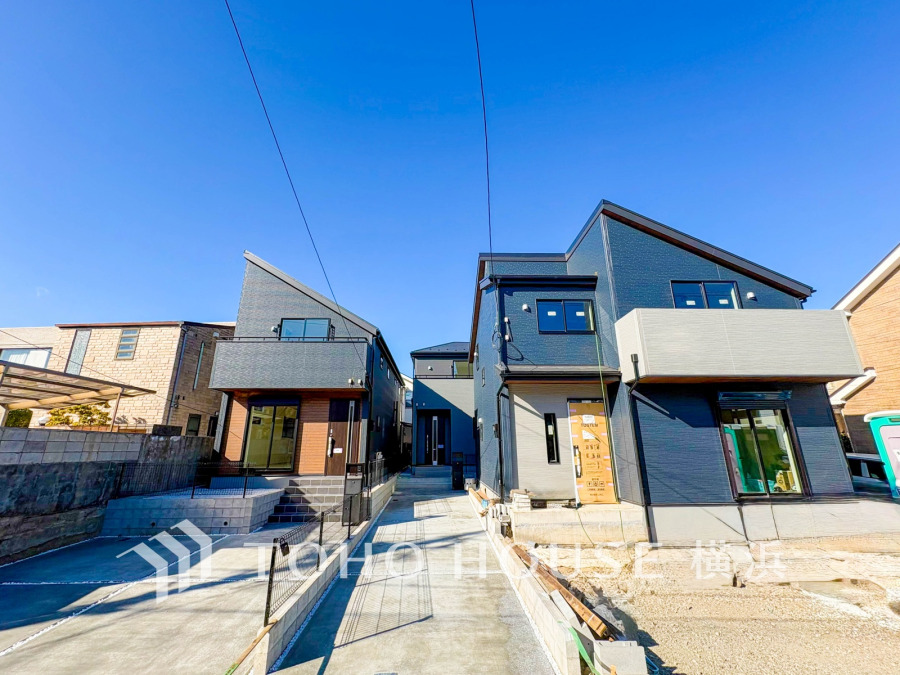 モダンなデザインの新築一戸建てが並ぶ閑静な住宅街。広い駐車スペースと明るい空が魅力です。