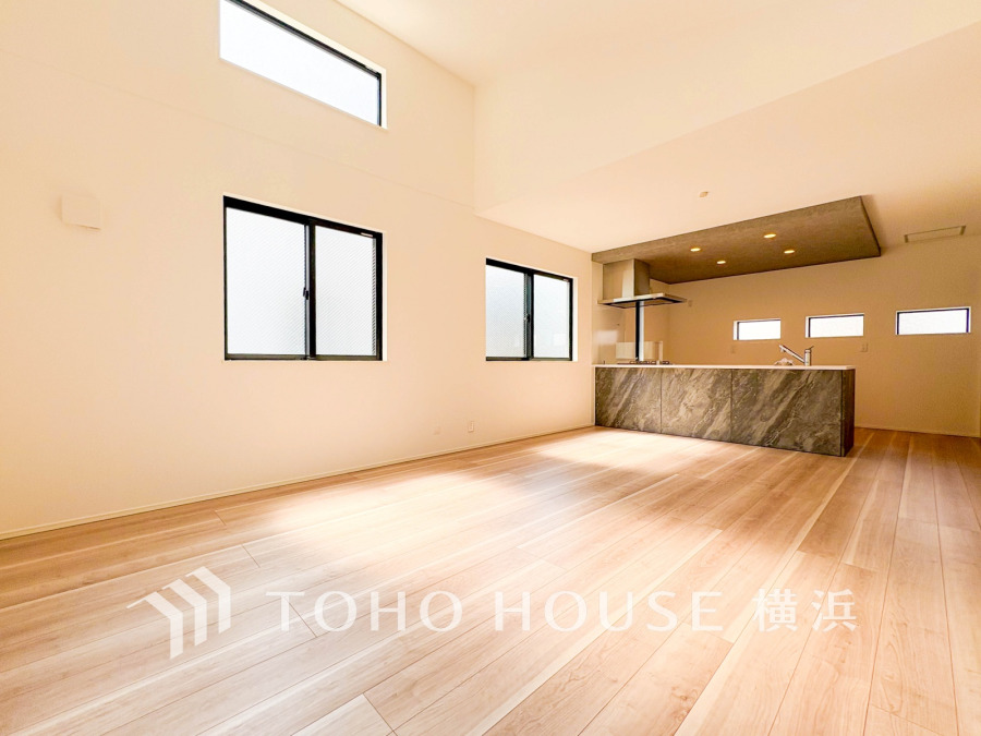 柔らかな光が広がり、デザインされた美しい内装が織り成す家族の集う場所。楽しい会話やさまざまな時が織りなすご家族の時間が丁寧に紡がれていく大切な空間。