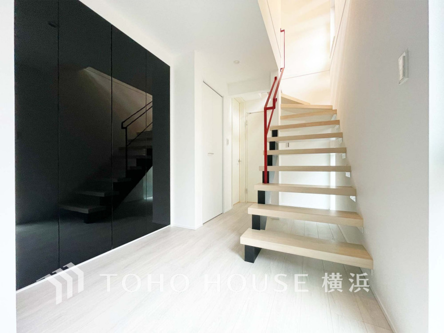 白と黒を基調とした洗練された空間に、光を感じる浮遊感のあるスリップ階段が印象的なエントランスホールです。