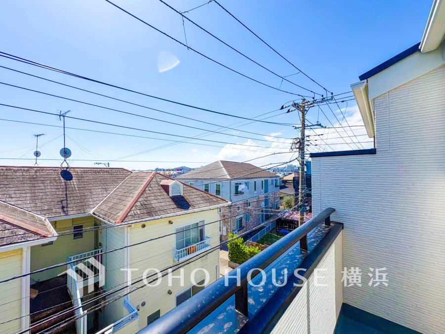 たっぷりの陽光が差し込むバルコニー。健やかな暮らしを守る太陽の恵みを存分に享受できます。爽やかな風と暖かな陽射しが紡ぐハーモニーが日々の暮らしのBGMになることでしょう。