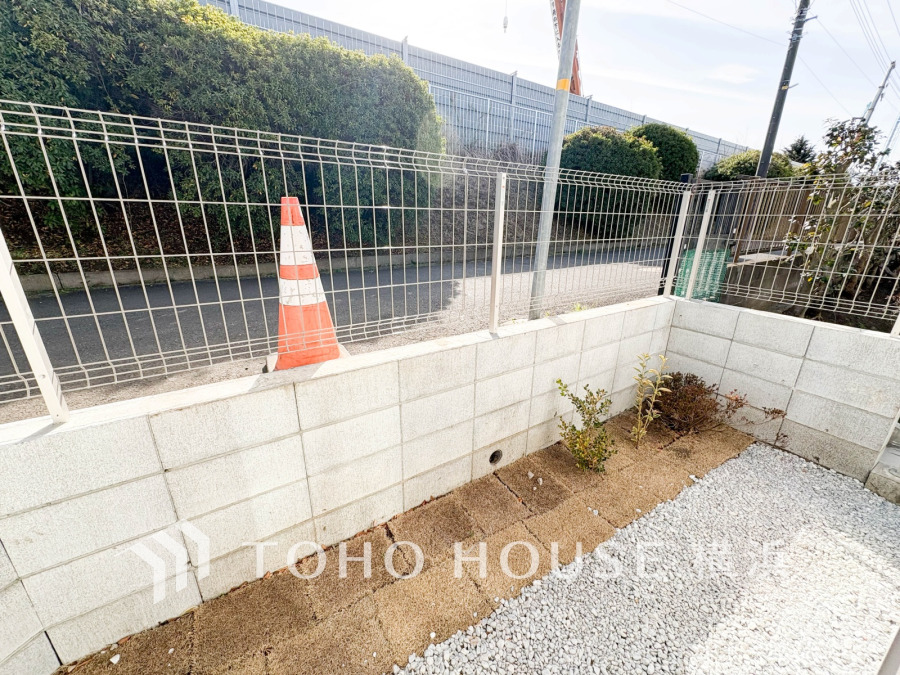 毎日の暮らしの中に癒しを与えてくれるお庭スペース。小さなお子様の遊び場にもちょうど良い空間です。ガーデニングで色とりどりの草花を綺麗に飾ればより一層華やかな空間になります。