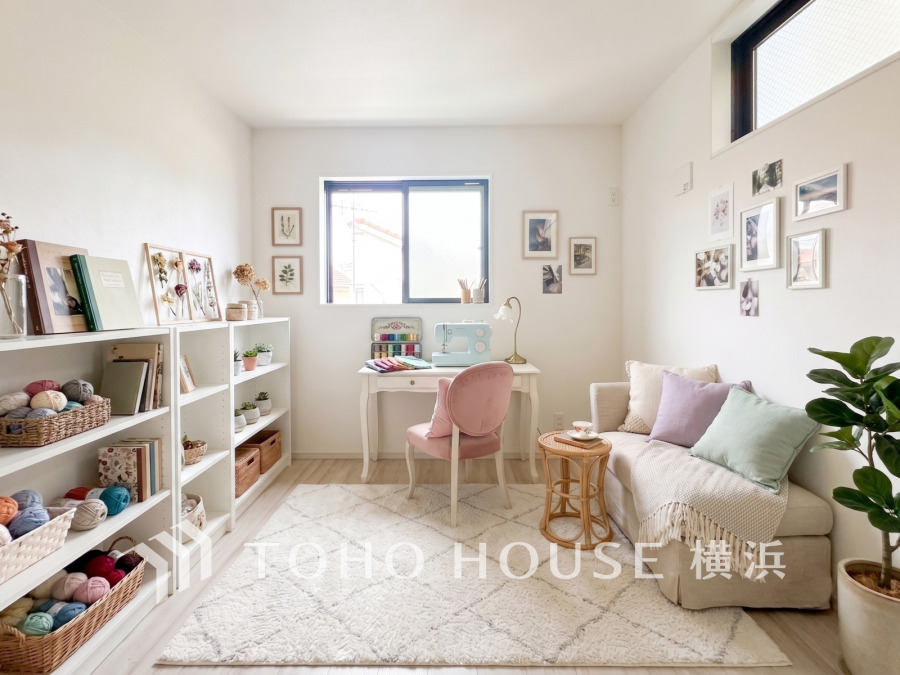 心と時間にゆとりをもたらす場所。自分らしく個性を飾る、センス良い癒しと寛ぎのプライベート空間を演出。※生成AIによるイメージです。家具・小物は販売価格に含まれません。