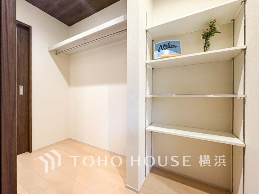 玄関からもリビングからも行き来できるウォークスルークローゼット。洋服や季節のもの、様々なものを大容量に収納できます。その収納力は是非ご自身の目でお確かめください。