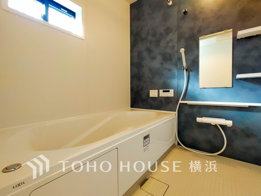 上質が感じられる質感とカラーリングで、清潔な空間美を実現。一日の疲れが癒される優雅なバスタイムを堪能できるゆとりあるバスルームです。