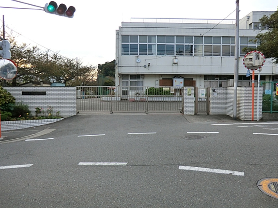 横浜市立瀬ケ崎小学校まで190m