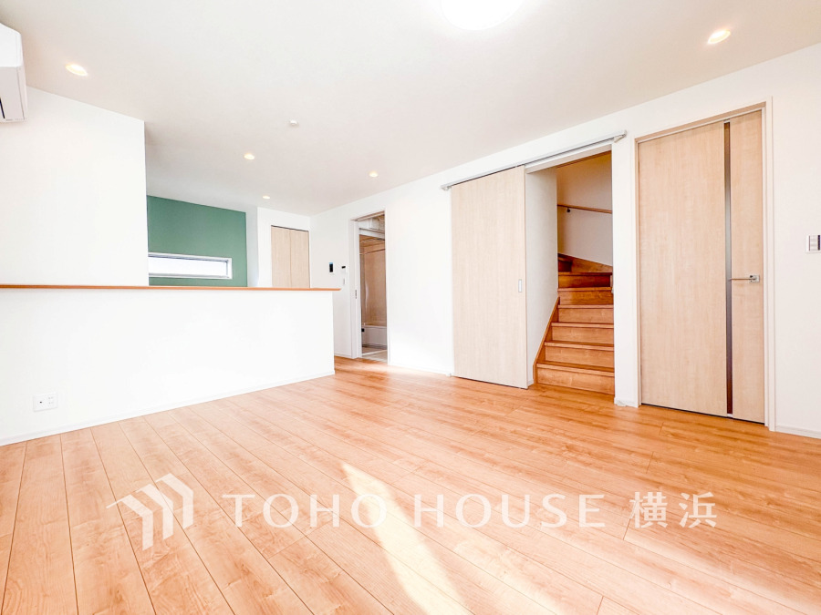 光と風が溢れる開放的なリビングダイニングには自然と家族みんなが集まってきます。明るく穏やかな空気の中で飲んだり、食べたり、笑ったり。