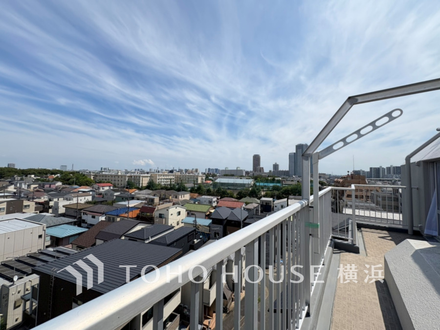 陽射しとともに、少しずつ装いを変える街の景観から、星空が地上に映りこむかのような夜景の煌きまで、この街ならではの美しい風景。手を伸ばせば触れることができそうな潤う翠、広がり豊かな眺望も魅力。