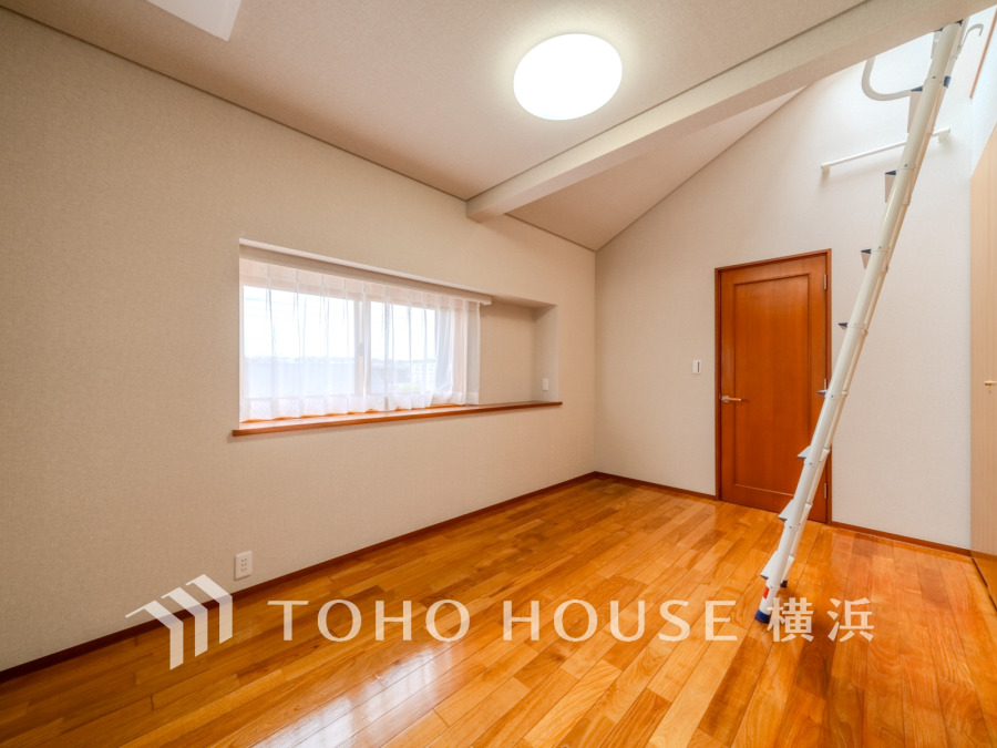 3帖の小屋裏収納を備えた洋室。プライベートな自分時間を快適に過ごせるお部屋です。