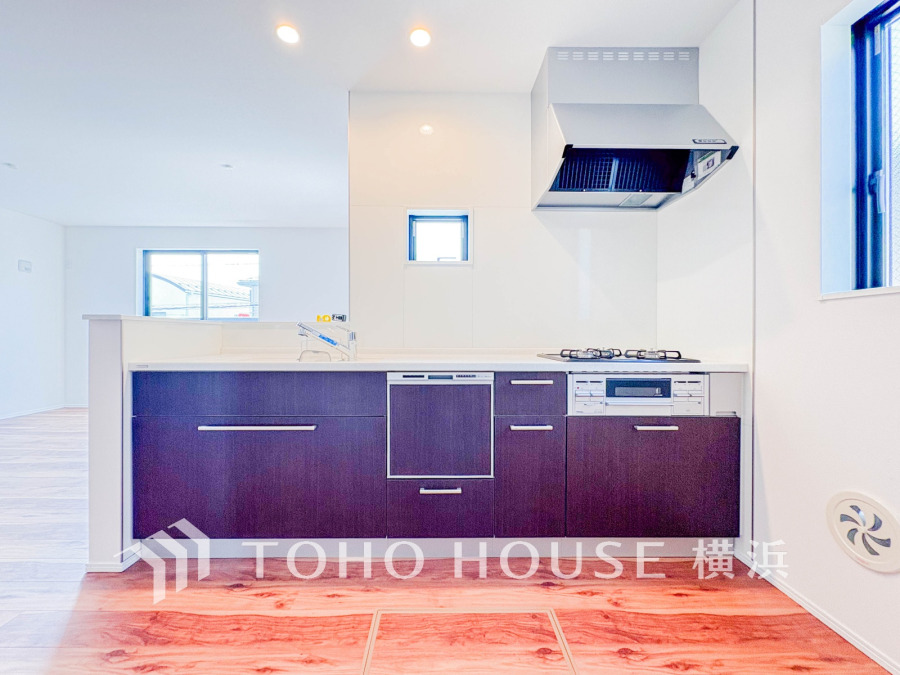 対面キッチンなら、料理や後片づけをしながらリビングにいるご家族と会話したり、気配を感じることができます。特にお子様が小さいうちは、目が離せないので便利です。