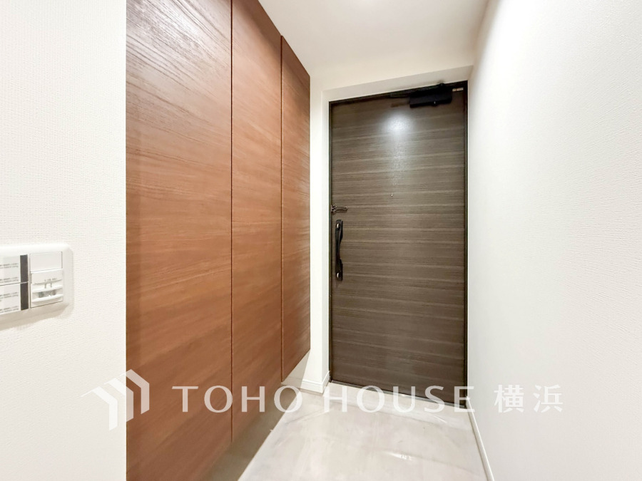 収納力の豊富なシューズボックスを設置した玄関スペース。ウッド調の落ち着きある空間です。
