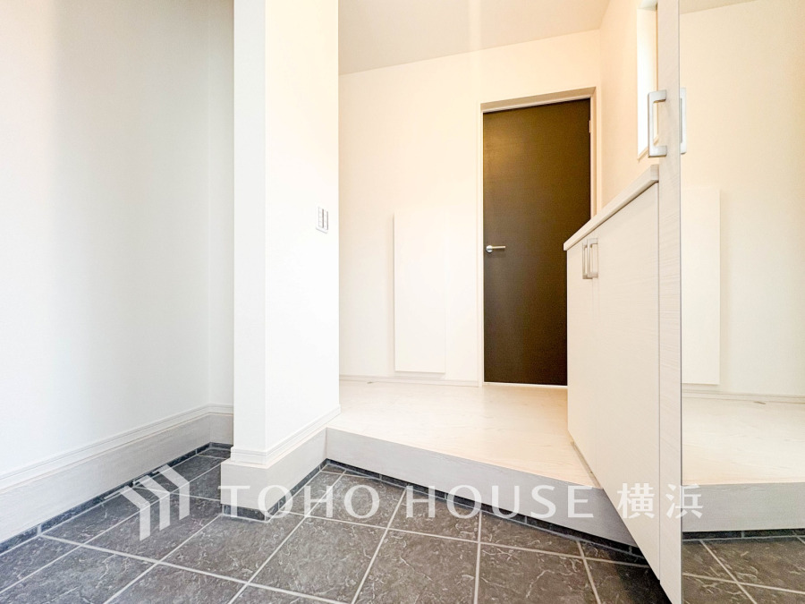 お客様をお迎えする玄関は落ち着いた雰囲気。帰り着くたびに洗練されたテイストの空間に迎えられ誇りと喜びを感じる玄関まわりです。