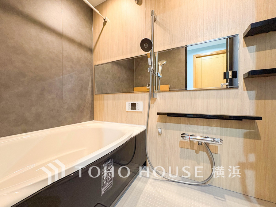 上質が感じられるカラーリングで、清潔な空間美を実現。一日の疲れが癒される優雅なバスタイムを堪能できるゆとりあるバスルームです。