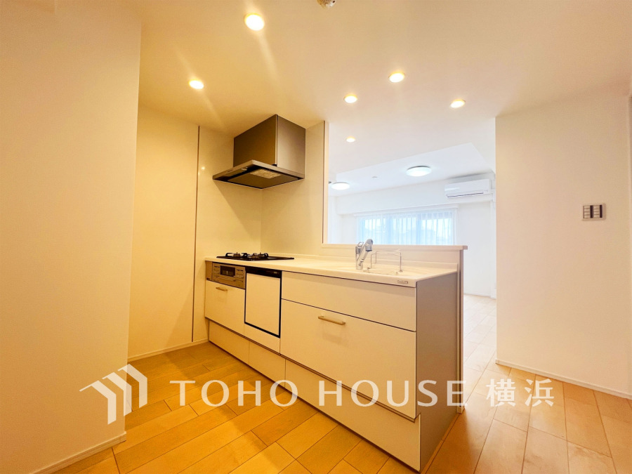 清潔感溢れるシステムキッチンは、リビングが見渡せるスタイリッシュな対面式です。
