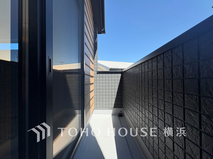 ずっと太陽を感じる事ができるのは、遮るものが視界に無いから。彼方に広がる風景が絵画のように広がります。