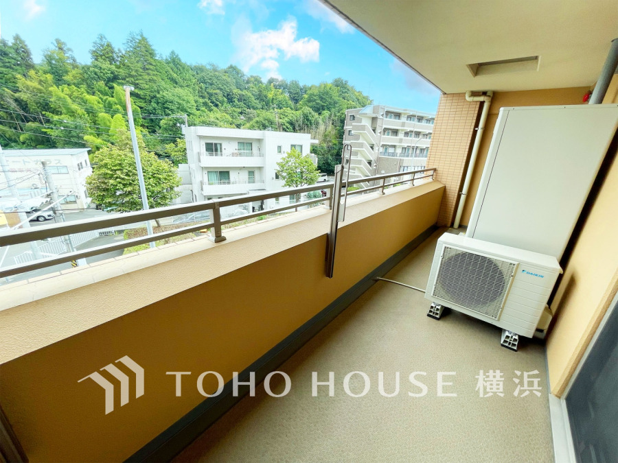 暮らしの中で光と風を演出してくれるバルコニー、見事なまでの開放的な空間を演出しながら、プライベート性も確保された空間は我が家の自慢。