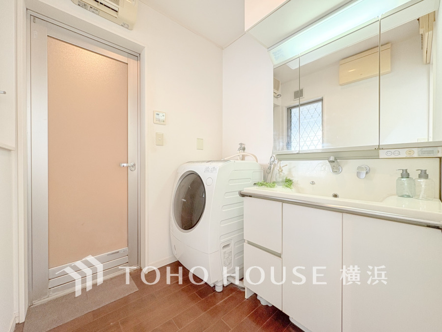 ご家族の1日が始まり、1日の終わりを締めくくる洗面空間。洗濯機を配置しても十分なスペースを確保した設計となっております。