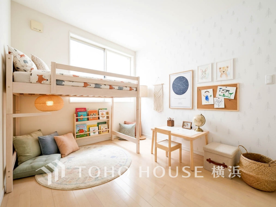 明るい自然光が差し込む子供部屋。木製ロフトベッドと学習机で、遊びと勉強が両立できる快適空間です。