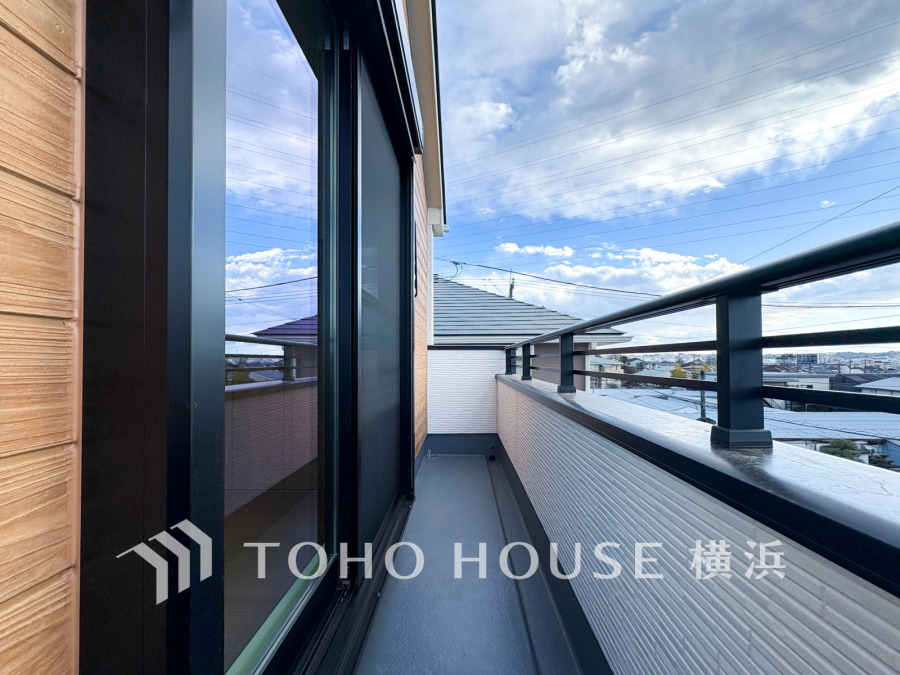 たっぷりの陽光が差し込むバルコニー。周辺には陽射しを遮る高い建物がなく、太陽の恵みを存分に享受できます。爽やかな風と暖かな陽射しが紡ぐハーモニーが日々の暮らしのBGMになることでしょう。