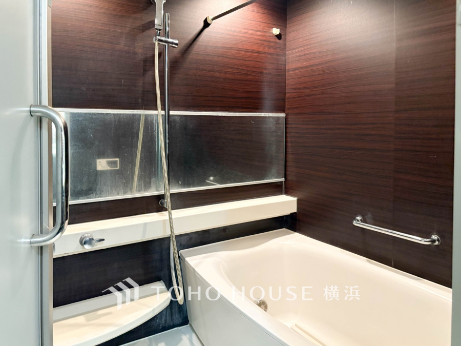 暮らしの中で光と風を演出してくれるルーフバルコニー。見事なまでの開放的な空間を演出しながら、プライベート性も確保された空間は我が家の自慢。アウトドアリビングとしても楽しめそう。