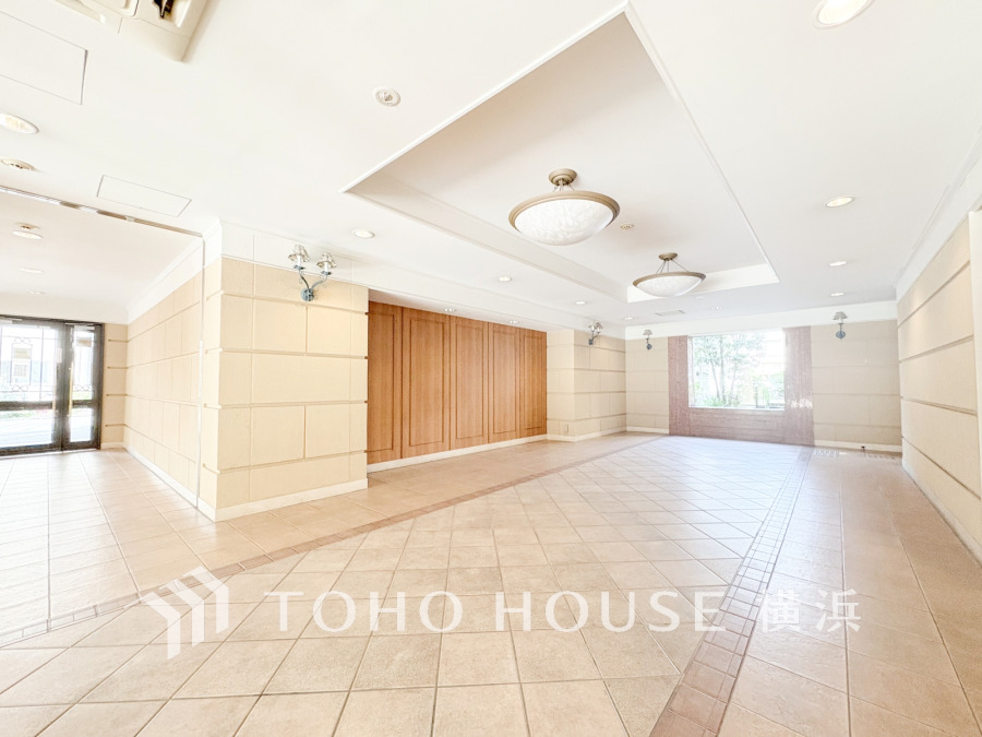 広々としたエントランススペース。柔らかな光溢れる開放的な空間です。
