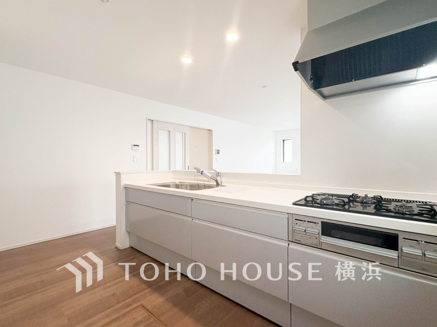 誰もが使いやすいデザインにこだわったキッチン。プライベートスペースを彩るインテリアとしての美と、快適な日常を支える機能性と強さがひとつになったキッチンです。