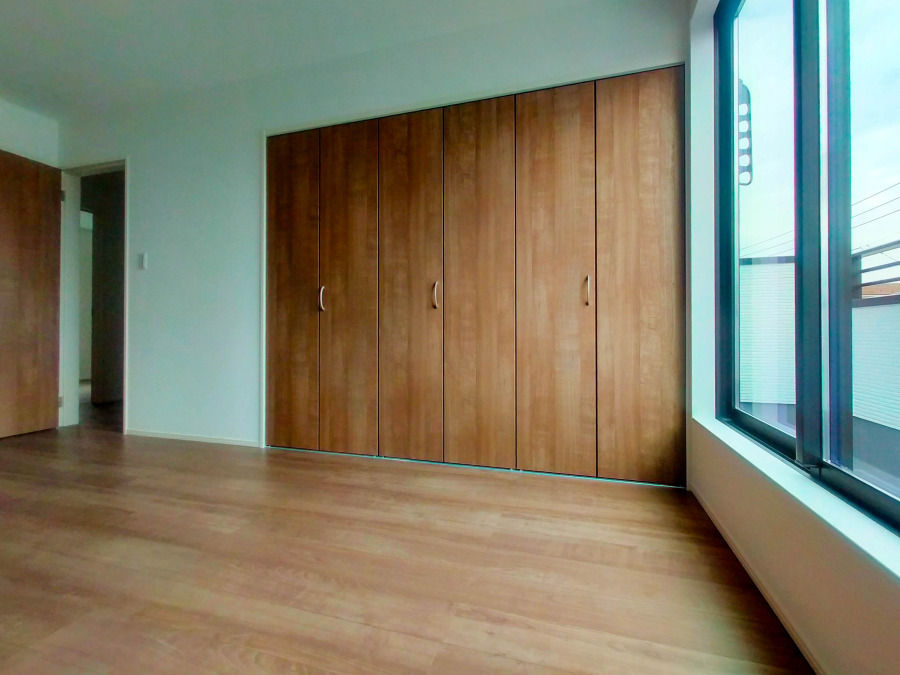 過ぎ行く時間をゆったりと感じることができる落ちついたプライベートルーム。リビングで楽しく過ごした後はゆっくり寛ぎの時間を満喫できます。静かな環境でリラックスタイムを愉しんで。