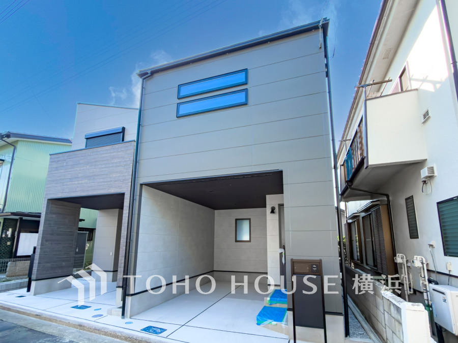 堂々たる趣ながら、主張し過ぎずどこか余裕を感じさせるシャープなフォルムで佇む邸宅は、晴天の空と照らし合わせる事で、本来あるべき完成形の姿を見せてくれます。