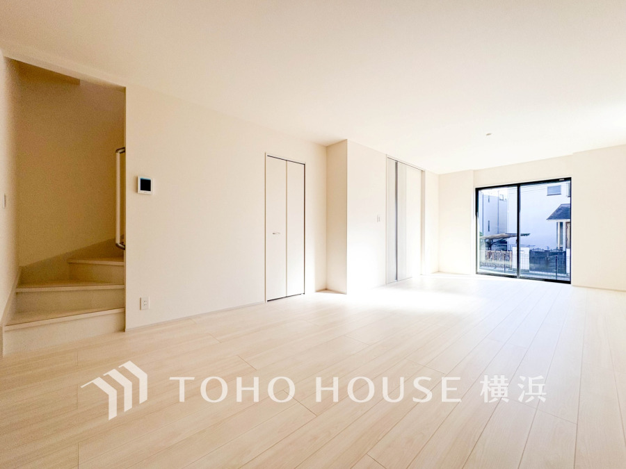 明るい光が差し込む広々としたリビングは、家族が集うくつろぎの空間です。収納も充実しています。