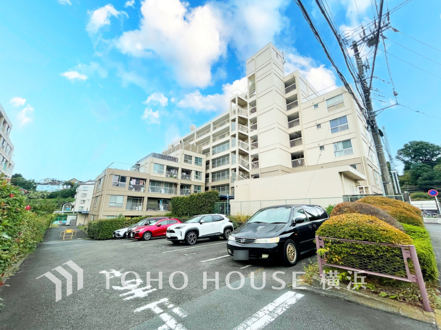 時代が流れても変わらぬ価値、長年の積み重ねがあるからこそのやすらぎを感じる佇まい。どこかノスタルジックでありながら、未来へも続くあたたかな景観は、落ち着きと安心感を感じられることでしょう。