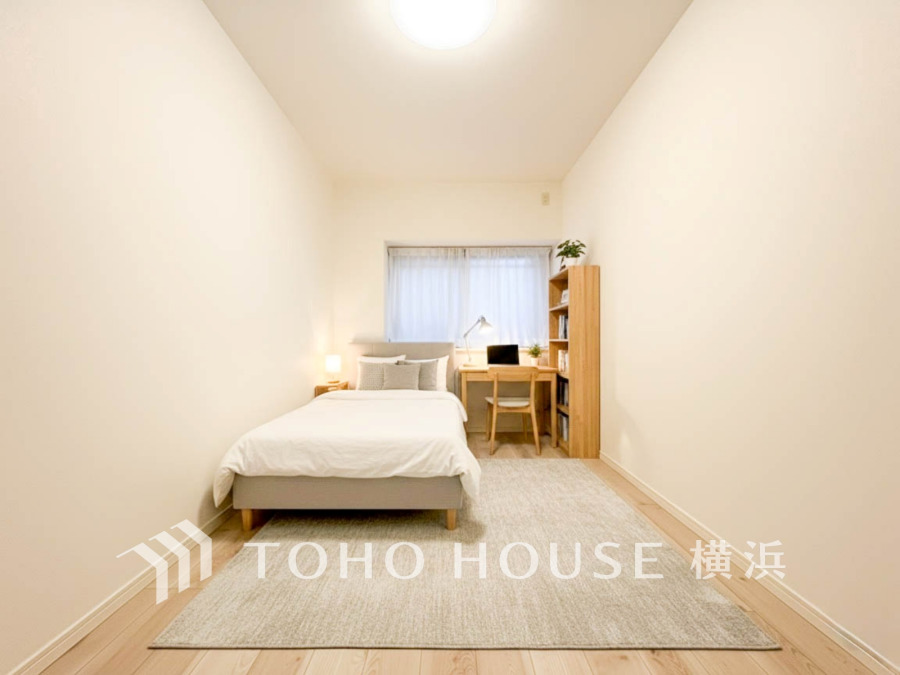 1日の疲れを癒し、心地よく寛げるようゆったりとした広さを確保しています。プライベートタイムをより優雅に穏やかに…。落ち着いた雰囲気を紡ぎます。（居室の家具・装飾品はCGにつき販売対象外です）