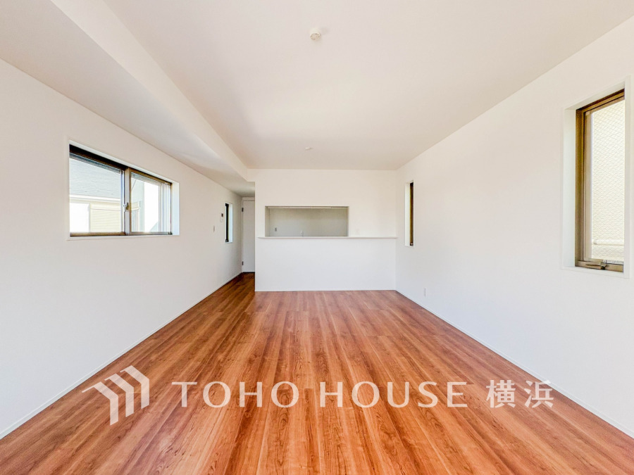 木目が美しいフローリングと白壁で明るく開放感のあるリビング。自然光がたっぷり差し込みます。