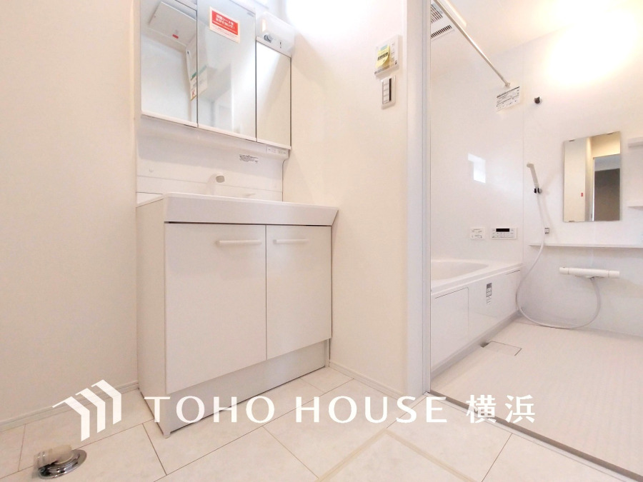 十分な大きさの洗面台は収納もさる事ながら、身だしなみチェックや歯磨きなど、朝の慌ただしい時間でもホテルライクなスペースで余裕とゆとりを感じて頂けます。