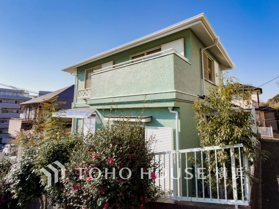 住む人を映し出す洗練された佇まいは、いつまでも輝き続けながらいつしか街の風景に溶け込んでいきます。