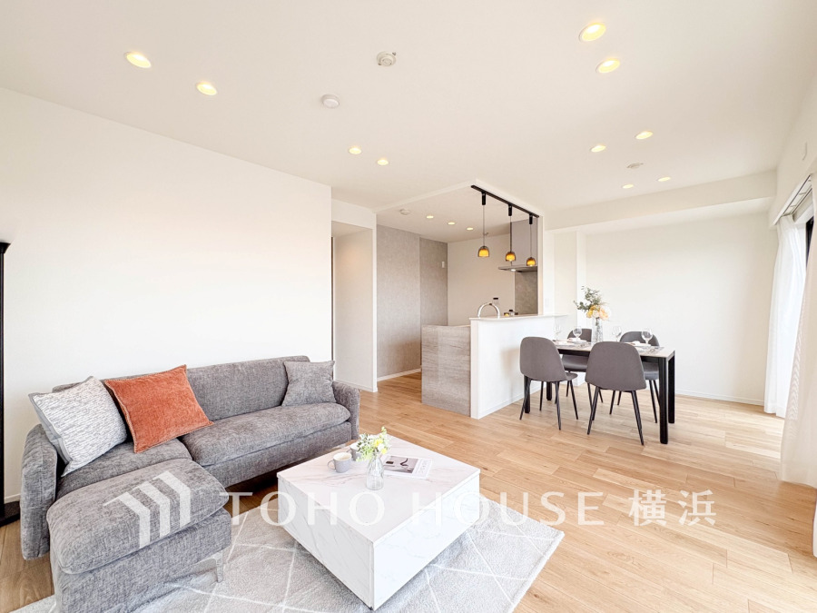 光と風が溢れる開放的なリビングダイニングには自然と家族みんなが集まってきます。明るく穏やかな空気の中で飲んだり、食べたり、笑ったり。