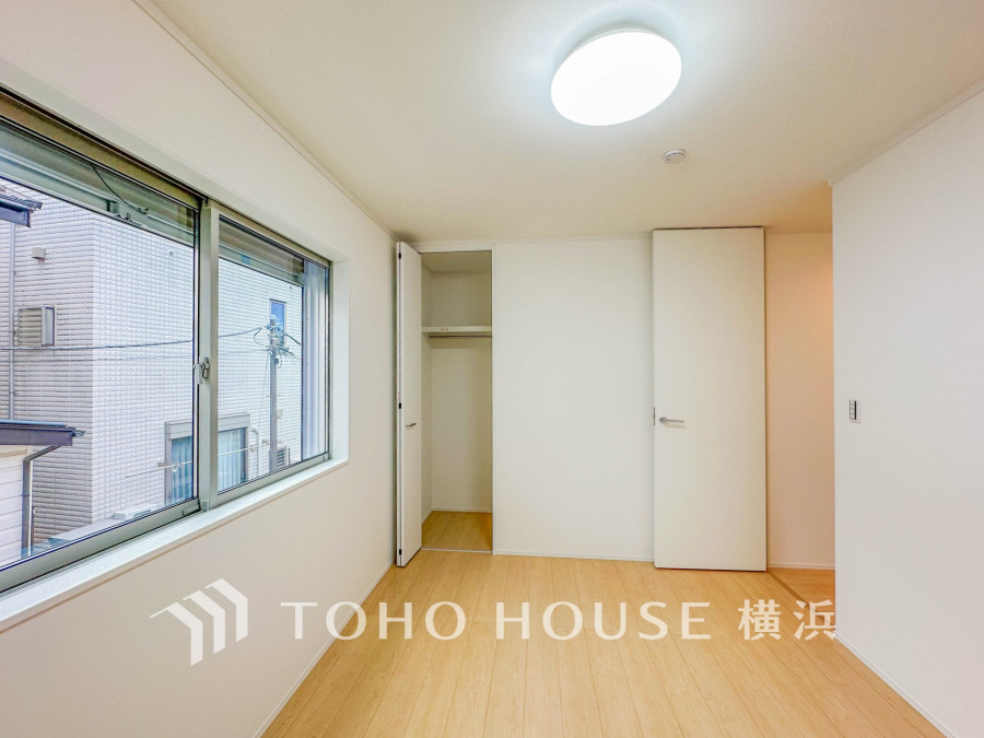 採光もアクセントの一つとして。プライベートルームにはやさしい光が射し込んでいて、この明るい好みの空間で読書をしたり、音楽を聞いたりと一人の時間も充実したものにできます。