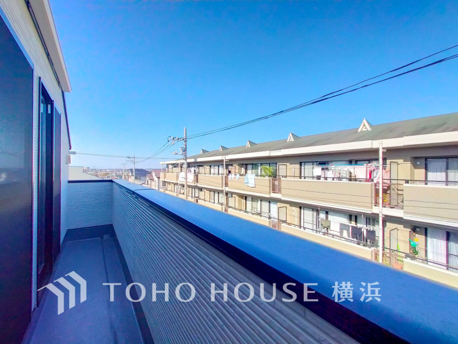 開放感あふれるバルコニーから、穏やかな街並みと青空を一望できる快適な住空間です。