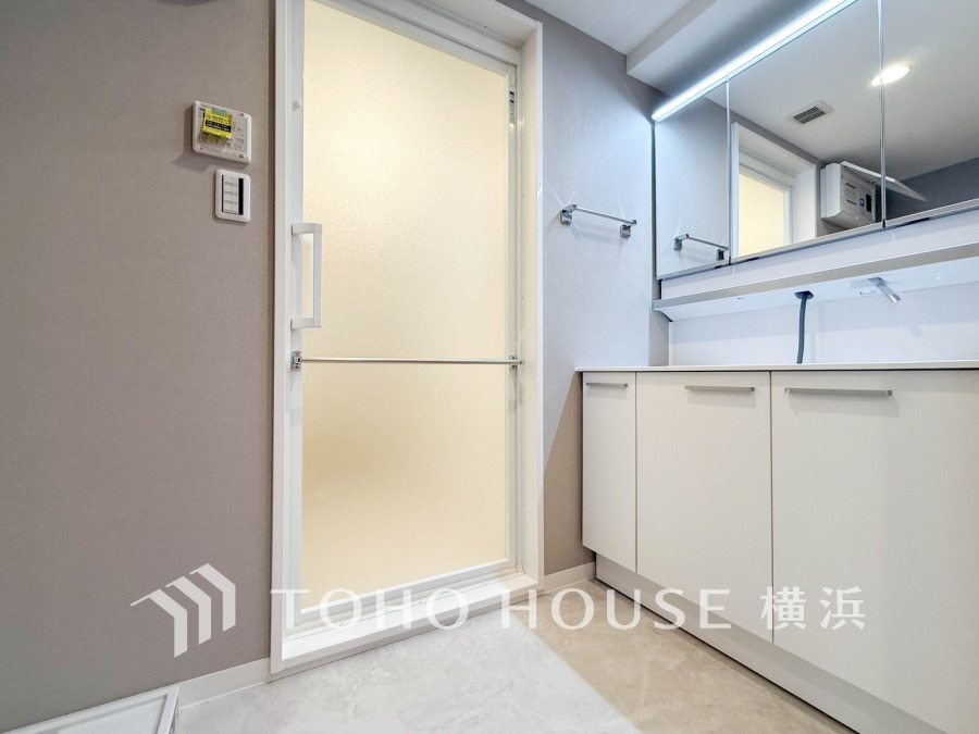 脱衣スペースを含む空間はゆとりの広さを設け、また洗面化粧台にも収納スペースを設ける事により、散らかりやすい洗面スペースをスッキリ保てます。