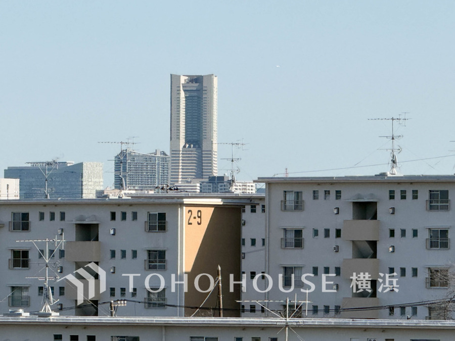 ランドマークタワーを遠望する伸びやかで開放感溢れる眺望も魅力！広々ルーフバルコニーは、光と風と景色を愉しむもう一つのリビング。