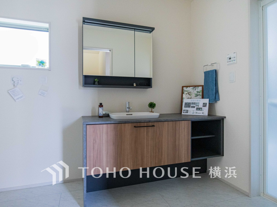 十分な大きさの洗面台は収納もさる事ながら、身だしなみチェックや歯磨きなど、朝の慌ただしい時間でもホテルライクなスペースで余裕とゆとりを感じて頂けます。