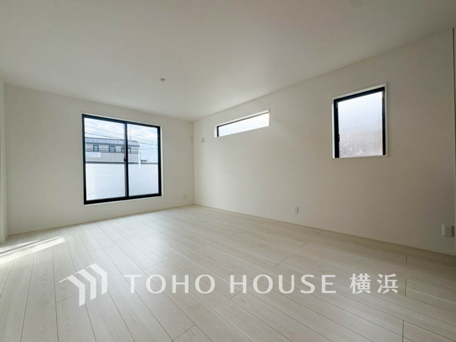 開放的な広さと2面採光がもたらす、光溢れ豊かな居住空間はこの住まいのクオリティを感じさせてくれます。豊かな時間が流れるこの場所に暮す喜び