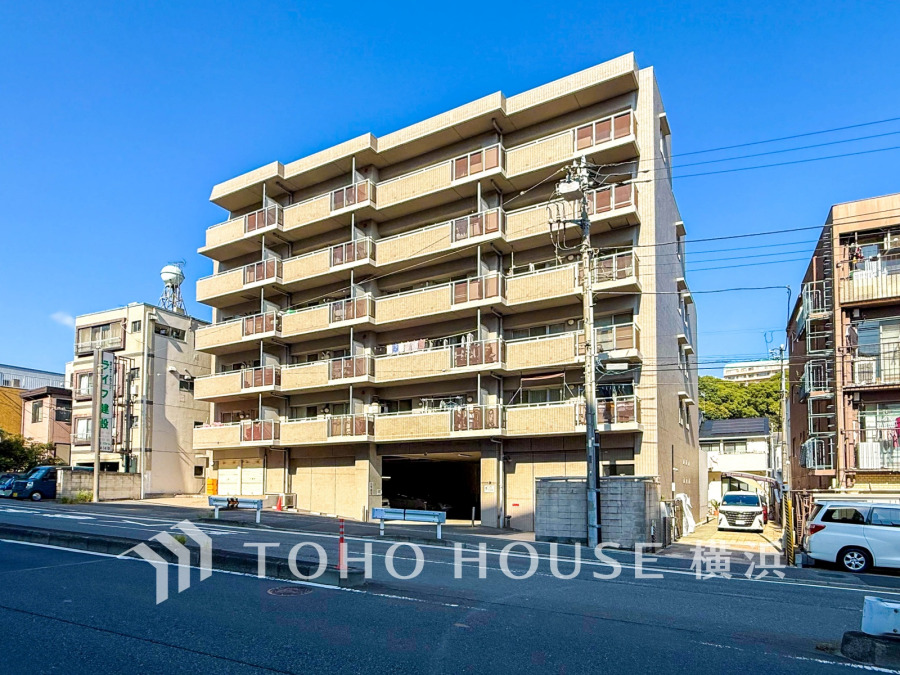 その邸が魅せる、気品・上質・重厚感・極細やかさ、そのすべては訪れた者に安らぎと品性を与える特別な空間です。ここに住むからこそ意味がある。すべての（始まり）をここから迎えます