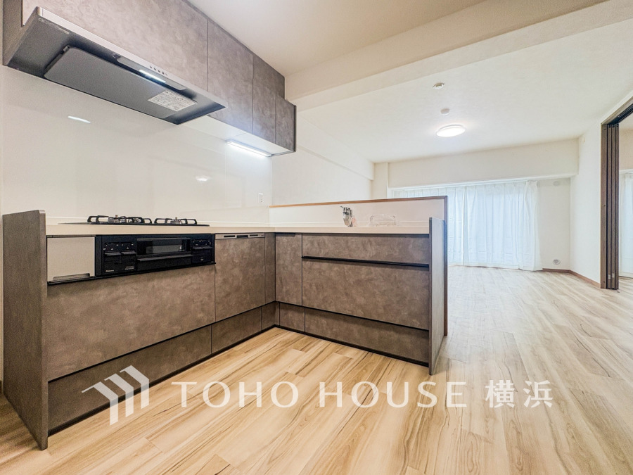 手元の収納から、足元の収納までが全てスライド式で、奥のスペースまで有効に活用できます。奥まで上から見渡せるので、たまにしか使わない調理器具もサッと取出せます。