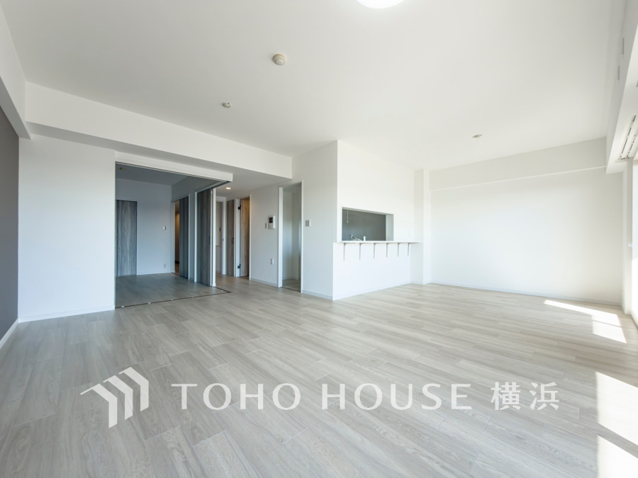 陽光差し込む広々リビング。広々21.9帖、寛ぎの大空間です。