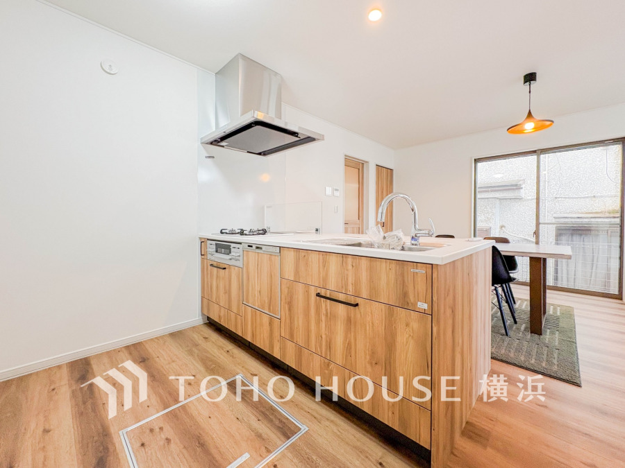 使い勝手の良い設備のキッチンで効率よくお料理もできます。食する料理に家族が舌鼓を打ち自然と笑いが絶えない空気感がそこに広がります。自慢の腕をふるってください。